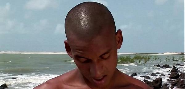  Teen bespannert Interracial Paar am Strand und Masturbiert dabei weil es geil geworden ist